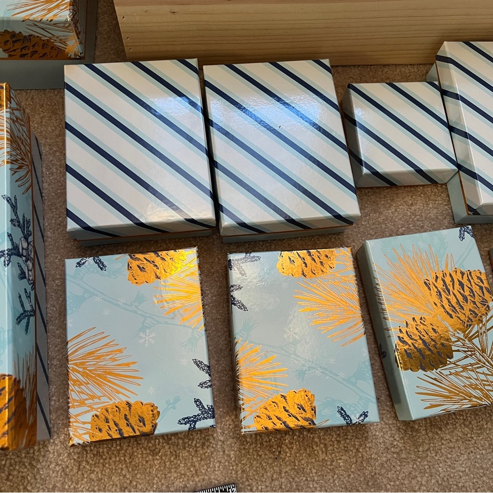 Pinecone Patterned Gift Boxes Set - Picture 8 of 10